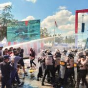 Polisi Daerah (Polda) Kalimantan Selatan gelar Apel Simulasi Sispamkota Operasi Mantap Brata Intan 2023 di depan Balai Kota Banjarbaru, Selasa,(17/10/2023).