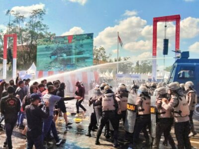 Polisi Daerah (Polda) Kalimantan Selatan gelar Apel Simulasi Sispamkota Operasi Mantap Brata Intan 2023 di depan Balai Kota Banjarbaru, Selasa,(17/10/2023).